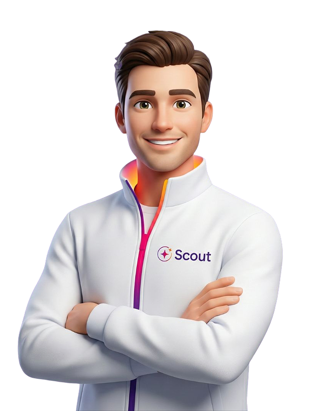 Homme souriant avec veste blanche portant le logo Scout, bras croisés.
