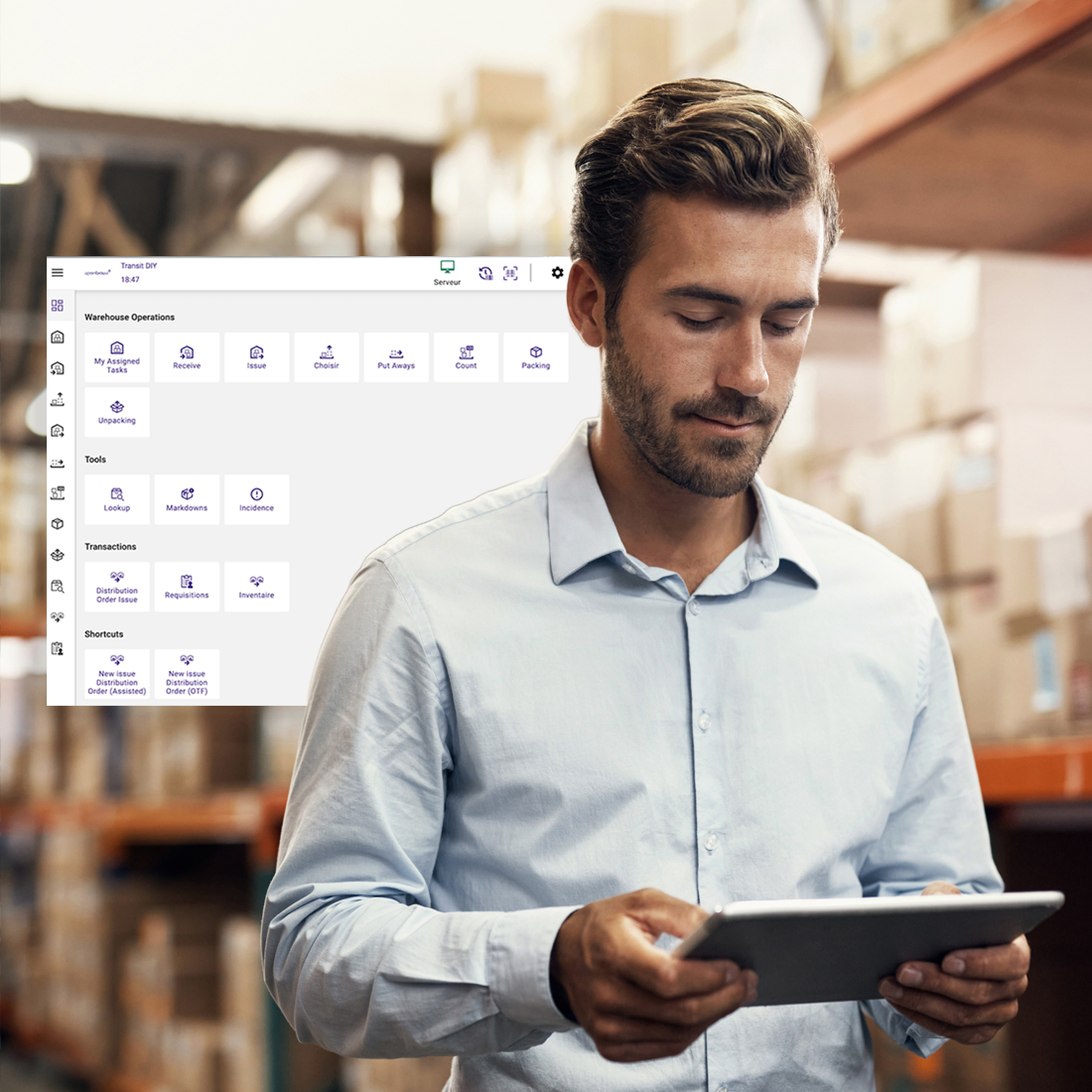 Homme utilisant une tablette dans un entrepôt avec interface de gestion d’opérations de stockage affichée.
