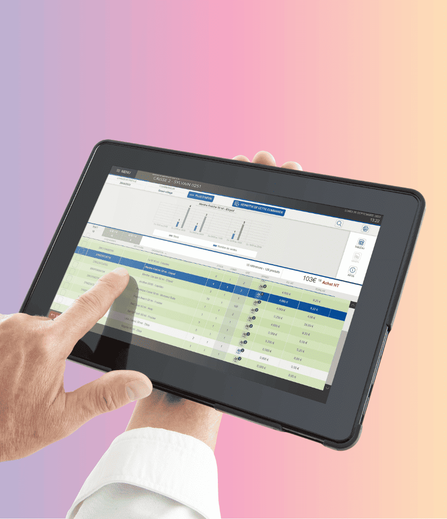 Main tenant une tablette affichant un logiciel de gestion des ventes avec tableau de produits.