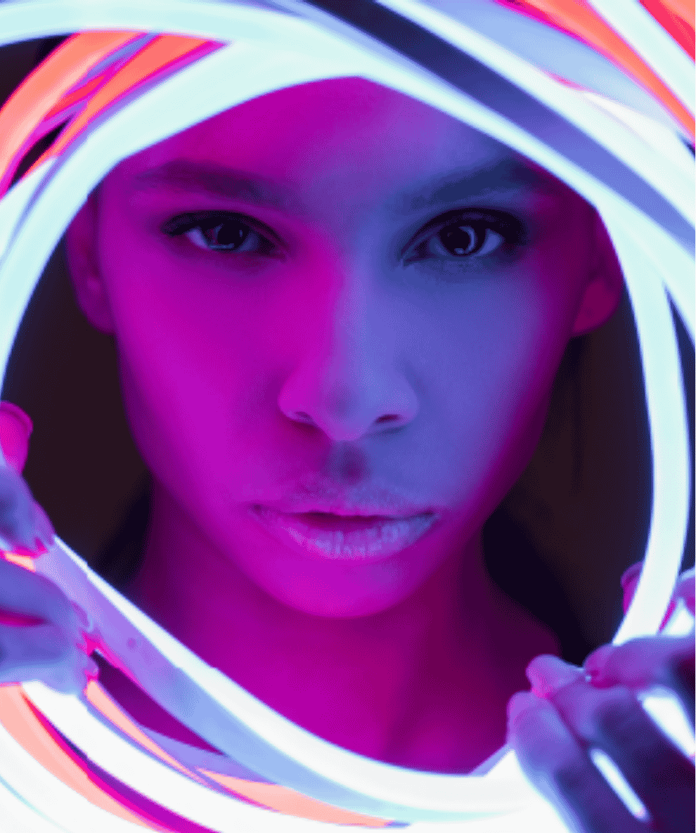 Visage d'une personne éclairée par des néons enroulés autour de son cou, en lumière violette et bleue.