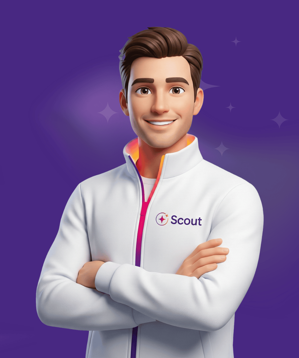 Un homme souriant en veste blanche avec logo Scout, bras croisés sur fond violet avec étoiles.