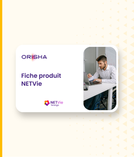 Carte produit NETVie d'Orisha avec logo Orisha en haut à gauche, texte « Fiche produit NETVie » au centre gauche, logo NETVie Saranga en bas à gauche, et photo d'un homme souriant travaillant sur un ordinateur portable en bureau à droite.