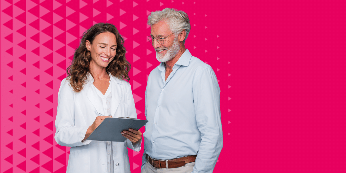 Une femme médecin souriante en blouse blanche tenant un clipboard et parlant avec un homme plus âgé en chemise bleue claire et lunettes, sur fond rose avec un motif de petits triangles.