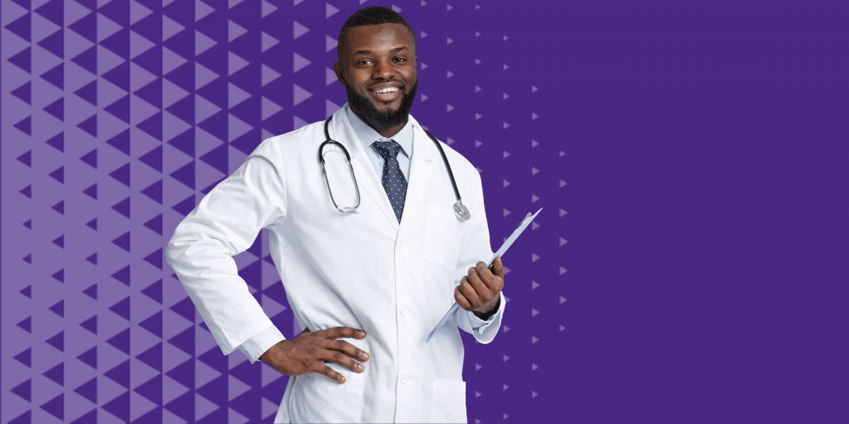 Médecin noir souriant portant une blouse blanche avec un stéthoscope autour du cou et tenant un clipboard, sur un fond violet avec un motif de triangles.