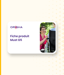 Carte produit blanche avec le logo ORISHA, le texte « Fiche produit Must G5 » et une photo montrant une femme souriante avec un fauteuil roulant dans un environnement extérieur vert.